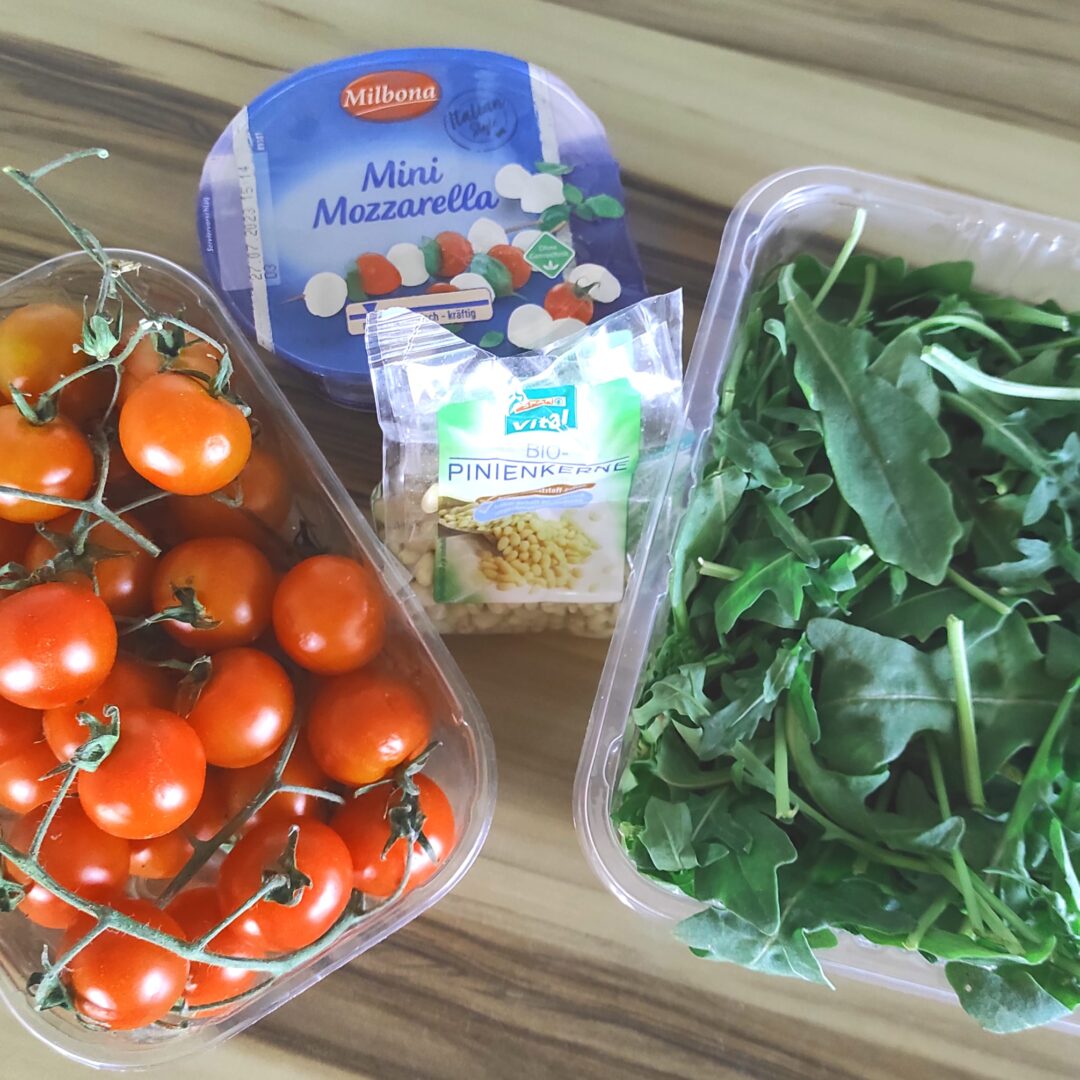 Bitterer Sommersalat: Rucola, Tomate und Mozarella